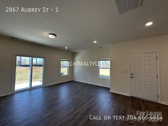 Building Photo - 2867 Aubrey St
