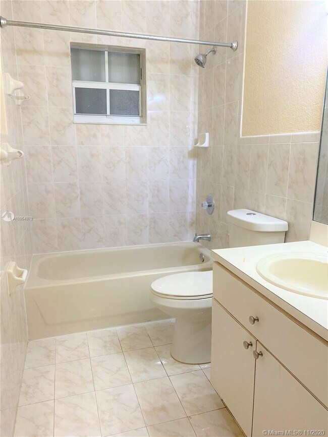 Foto del edificio - 2303 NW 103rd St