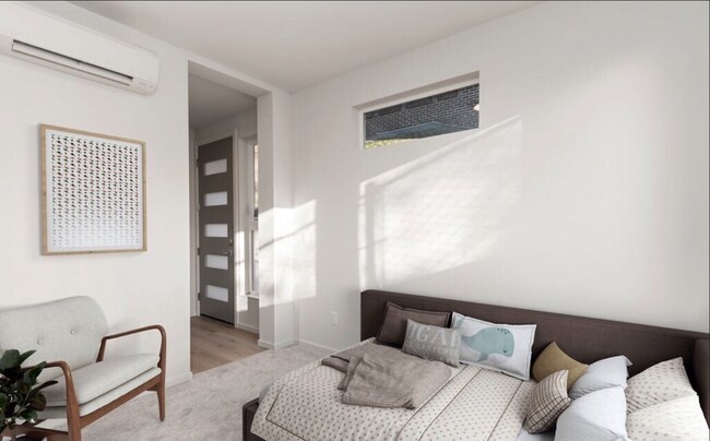 El dormitorio se conecta directamente con la sala de estar principal, creando un espacio abierto. - 2921A Franklin Ave E