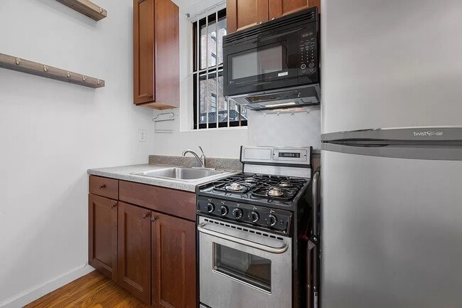 Building Photo - 729 Ninth Avenue