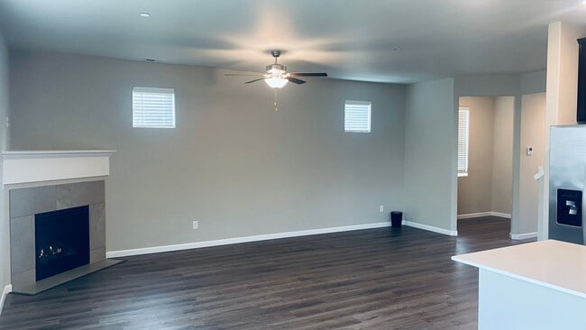 Foto del edificio - 5 Bedrooms and an Office Space!