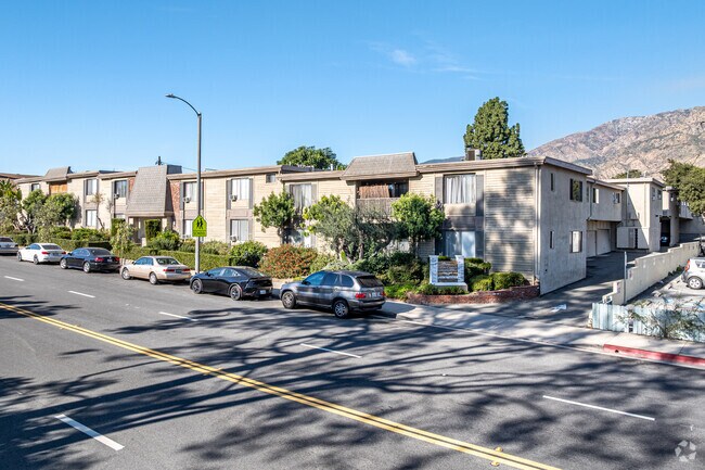 Alternar - Foothills at Eaton Canyon