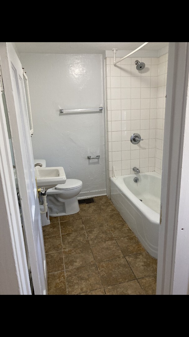 Building Photo - 825 Wilson Ave