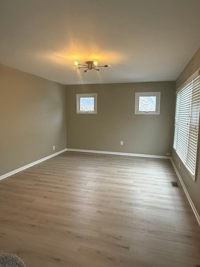 Building Photo - 10S328 Jamie Ln