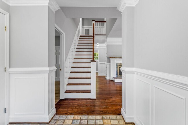 Foto del edificio - Large Brick Two Story Home, Hardwoods, Sep...