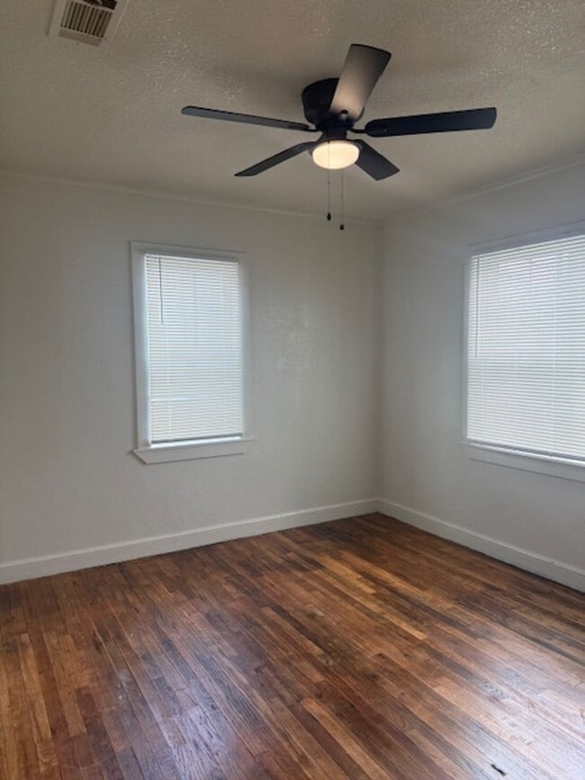 Foto del edificio - Three Bedroom One Bath