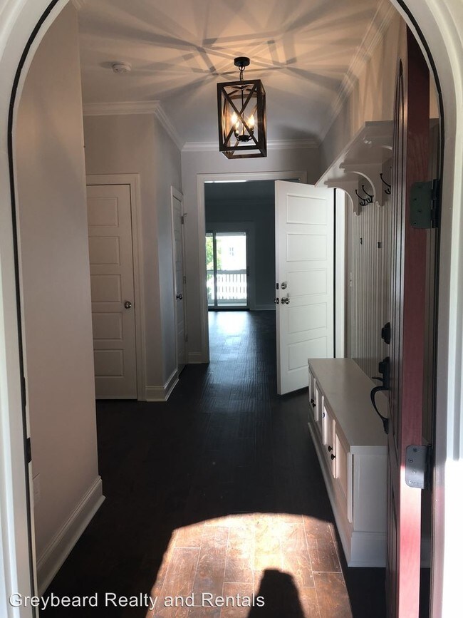 Building Photo - 3 br, 3 bath House - 78 Tudor Way