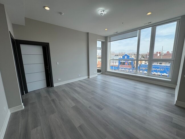 Building Photo - 2406 W Armitage Ave