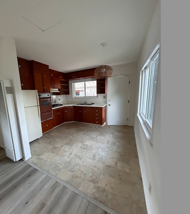 kitchen - 614 W Cota St