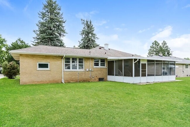 Building Photo - 1401 Highland Ave
