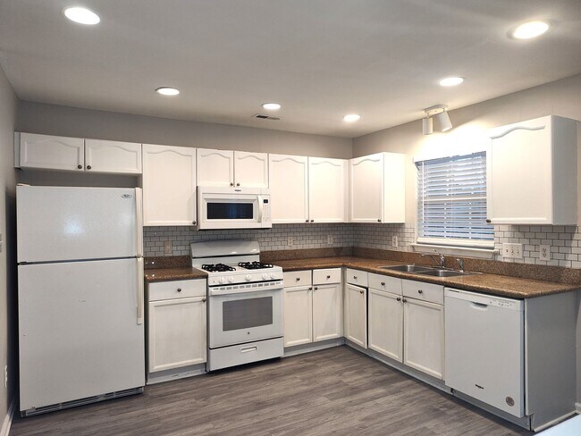 Foto del edificio - Pristine, 4 bed, 2.5 bath Home Located in the Southbridge Forest Community!