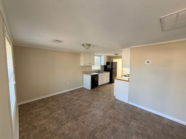 Building Photo - 2 Bedroom/1 Bath Home off Old Pine Rd