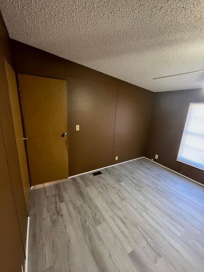 Building Photo - 5 Bed 2.5 Bath House- Metter GA