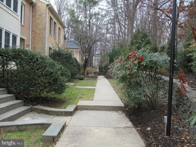 Building Photo - 4844 Cloister Dr