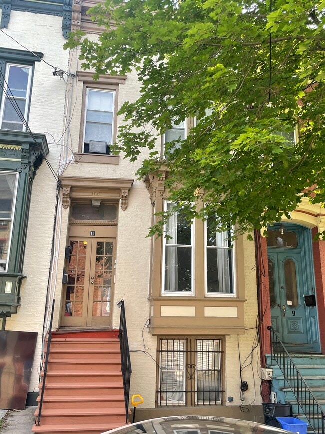 Front - 11 Myrtle Ave