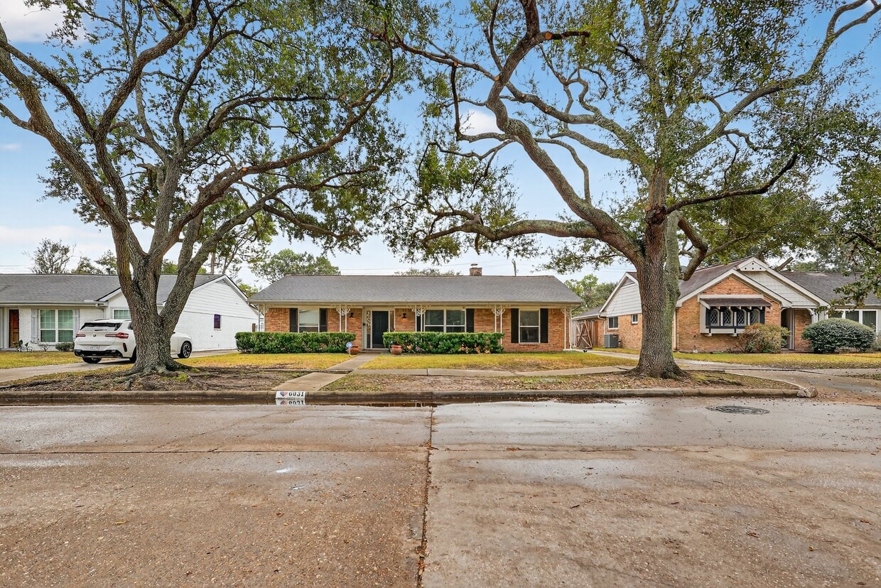 Foto principal - 6031 Rutherglenn Dr