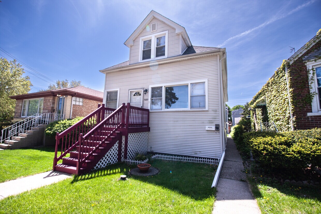 Foto principal - 5005 W Winnemac Ave