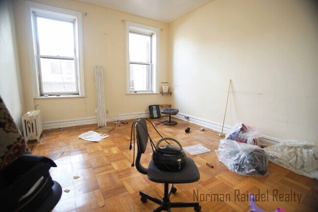 Building Photo - 1315 W 7th St