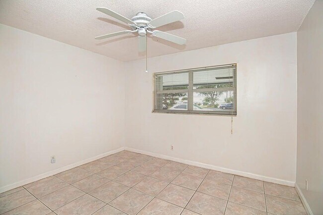 Building Photo - 101 Leisure Lake Cir