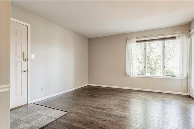Great room - 1004 King Dr