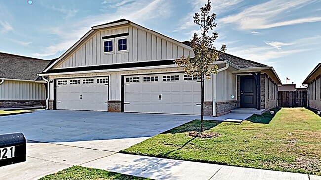Building Photo - 3 Bedroom 2 Bath Duplex Near Tinker AFB!