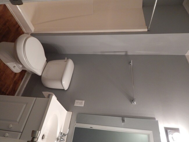 Hall Bathroom - 40 Bee St
