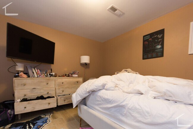 Foto del edificio - Sept 2026 - Renovated, Garden Level,  BU West / Allston 3 Bed/2 Bath on St. Lukes Road