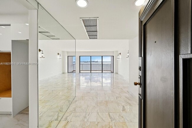 Foto del edificio - 1800 NE 114th St