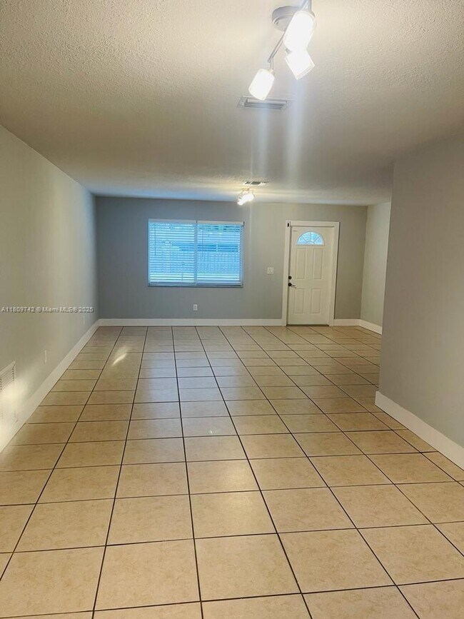 Foto del edificio - 3409 SW 64th Ave