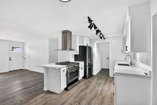 Building Photo - 365 NE Palmblad Dr