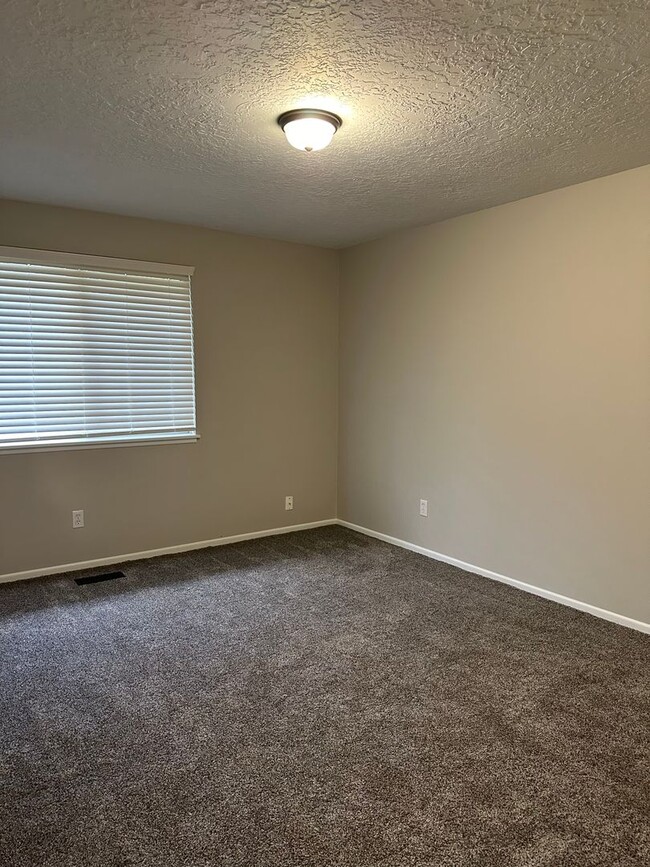 Building Photo - Single Family House in South Salem w/ Larg...
