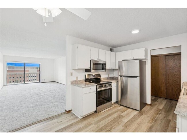 Foto del edificio - AVAILABLE NOW - Gorgeous 2 BR, 2 BA Condo,...