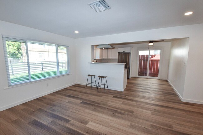 Building Photo - Available unfurnished  long term home in I...