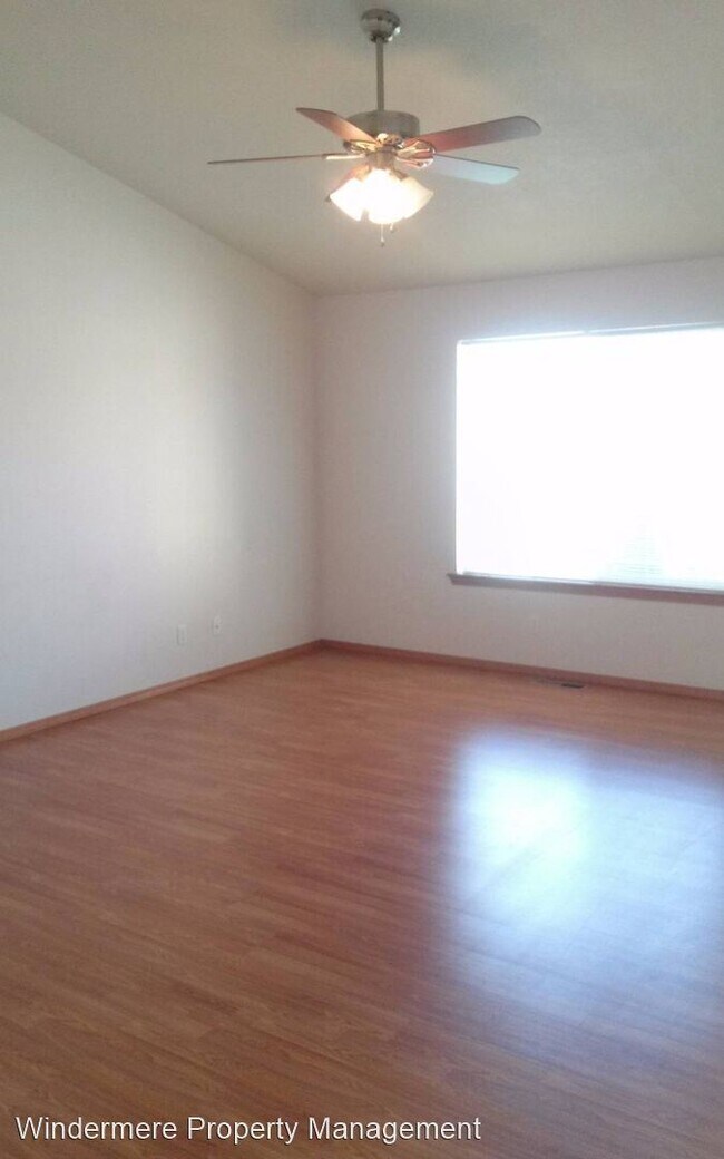 Building Photo - 3 br, 2 bath Apartment - 167 NW Maria St #1
