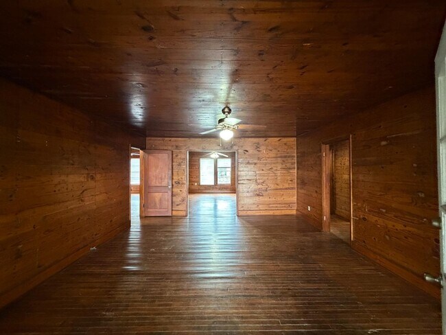 Foto del edificio - 2021 Center Rd