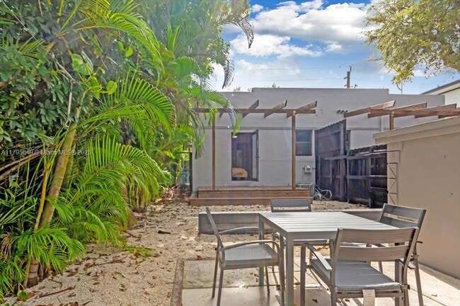 Foto del edificio - 511 NE 62nd St