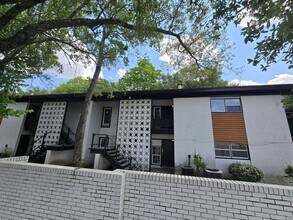 Building Photo - 3733 Wesley Dr