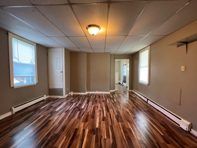 Building Photo - 421 Schiller St