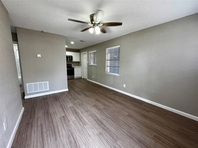 Foto del edificio - 202 W N Loop Blvd