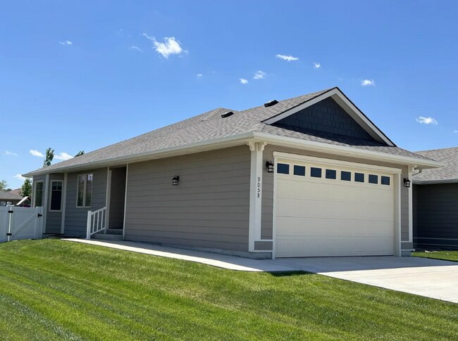 Foto del edificio - Modern 4-Bed Duplex | 2 Car Garage & Finis...