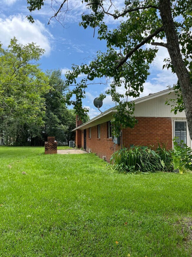 Foto del edificio - 15538 Touriel Rd