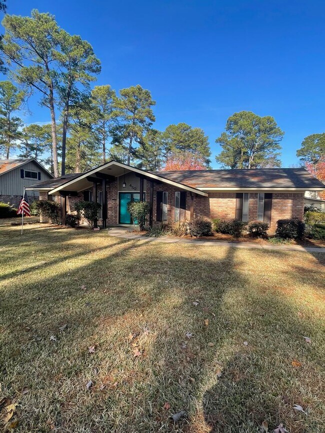 Foto del edificio - Gorgeous 3 Bedroom Home with Sunroom and Bonus Room!