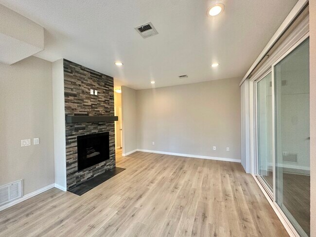 Foto del edificio - Second Floor Updated 2 BD / 2 BA In Carmel...