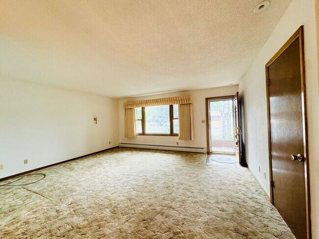 Foto del edificio - 4 Bedroom - 2 Bath Ranch Style Home with 2...