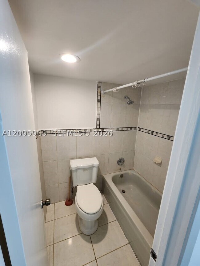Building Photo - 8889 Fontainebleau Blvd