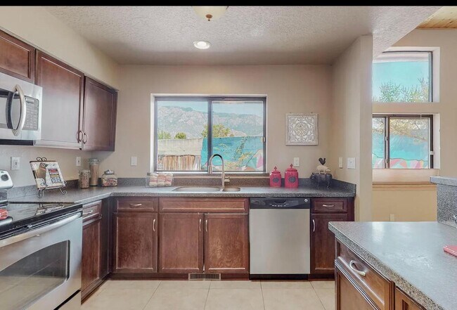 Foto del edificio - 2411 Tramway Terrace Ct NE