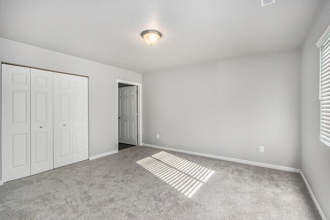 Building Photo - Stylish & charming home in Kalamazoo