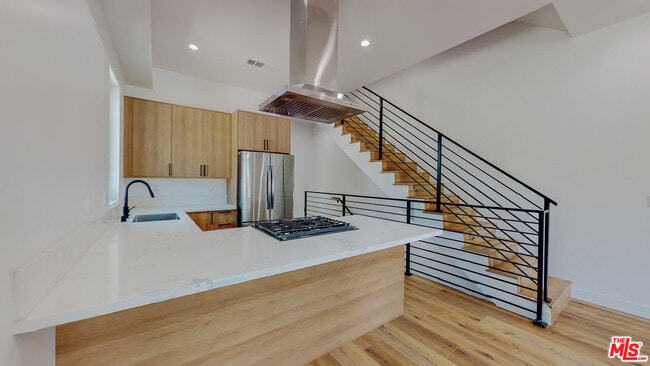 Building Photo - 4462 W Maplewood Ave