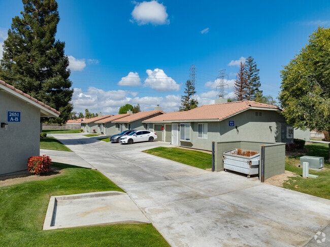 Building Photo - 2625 Brookside Dr