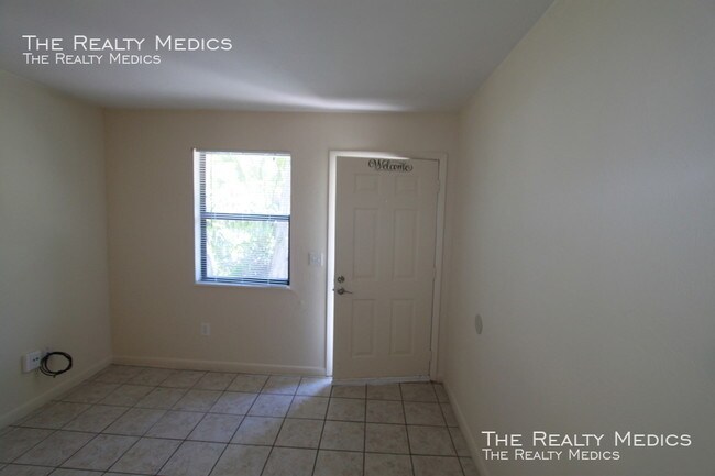 Building Photo - 627 Tanglewood St